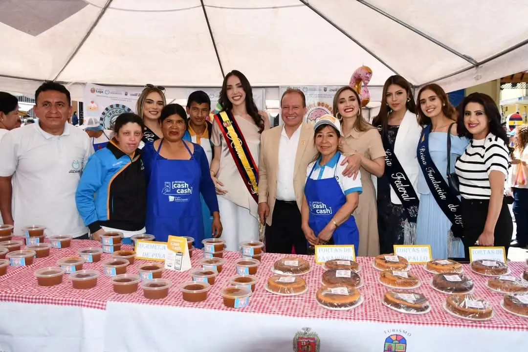 Reinas de Loja, junto al alcalde, la gobernadora y ciudadanos, en la feria 'Dulces de San Sebastián'.