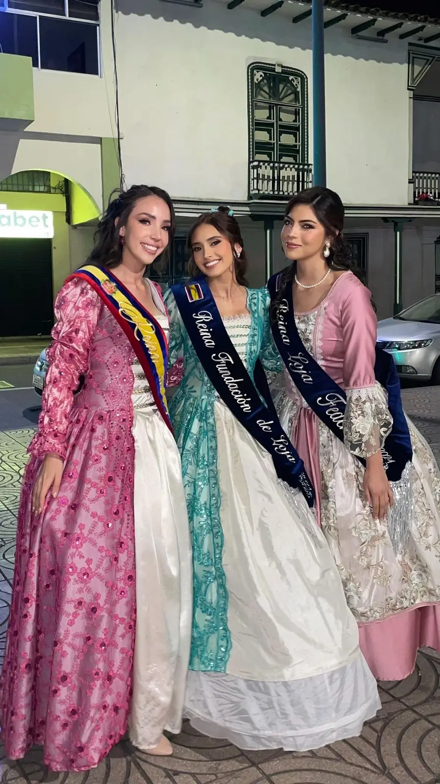 Reinas de Loja rindiendo homenaje con trajes tradicionales de la mujer lojana de antaño.