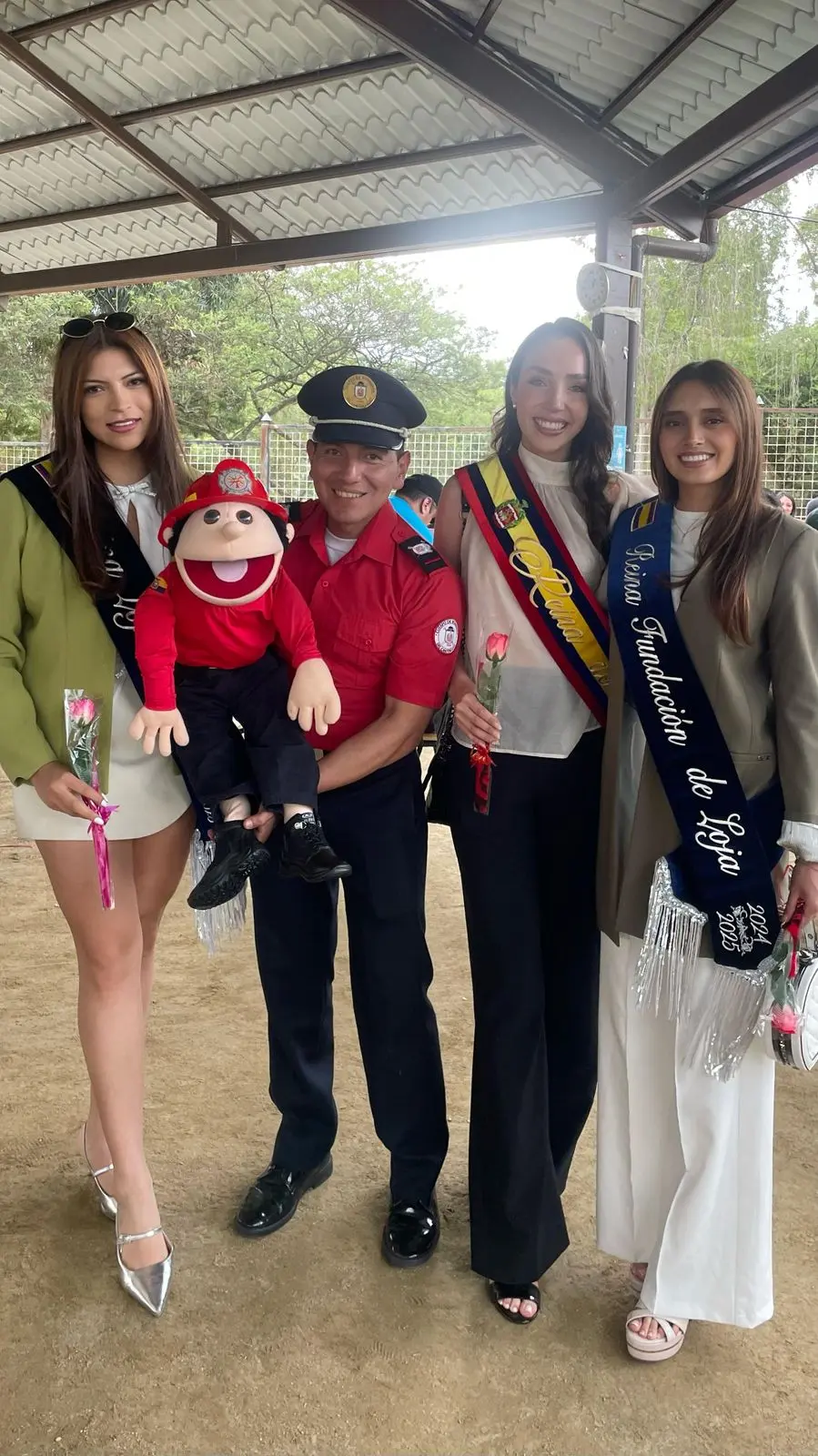 Reinas de Loja junto al equipo de bomberos.