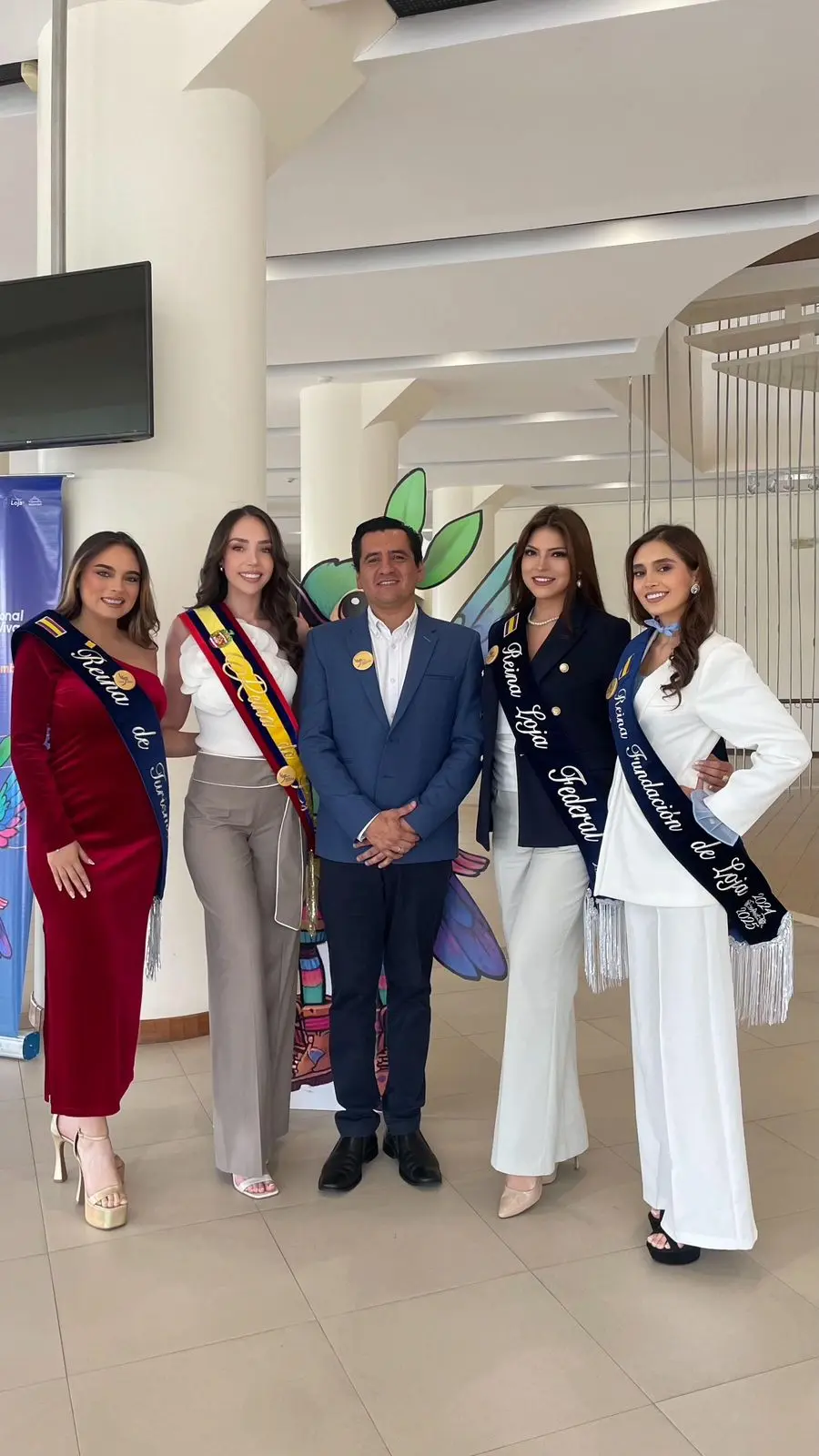 Reinas de Loja y Bruno Valarezo, CEO de Clipp, en la inauguración de la novena edición del Festival Internacional de Artes Vivas Loja.
