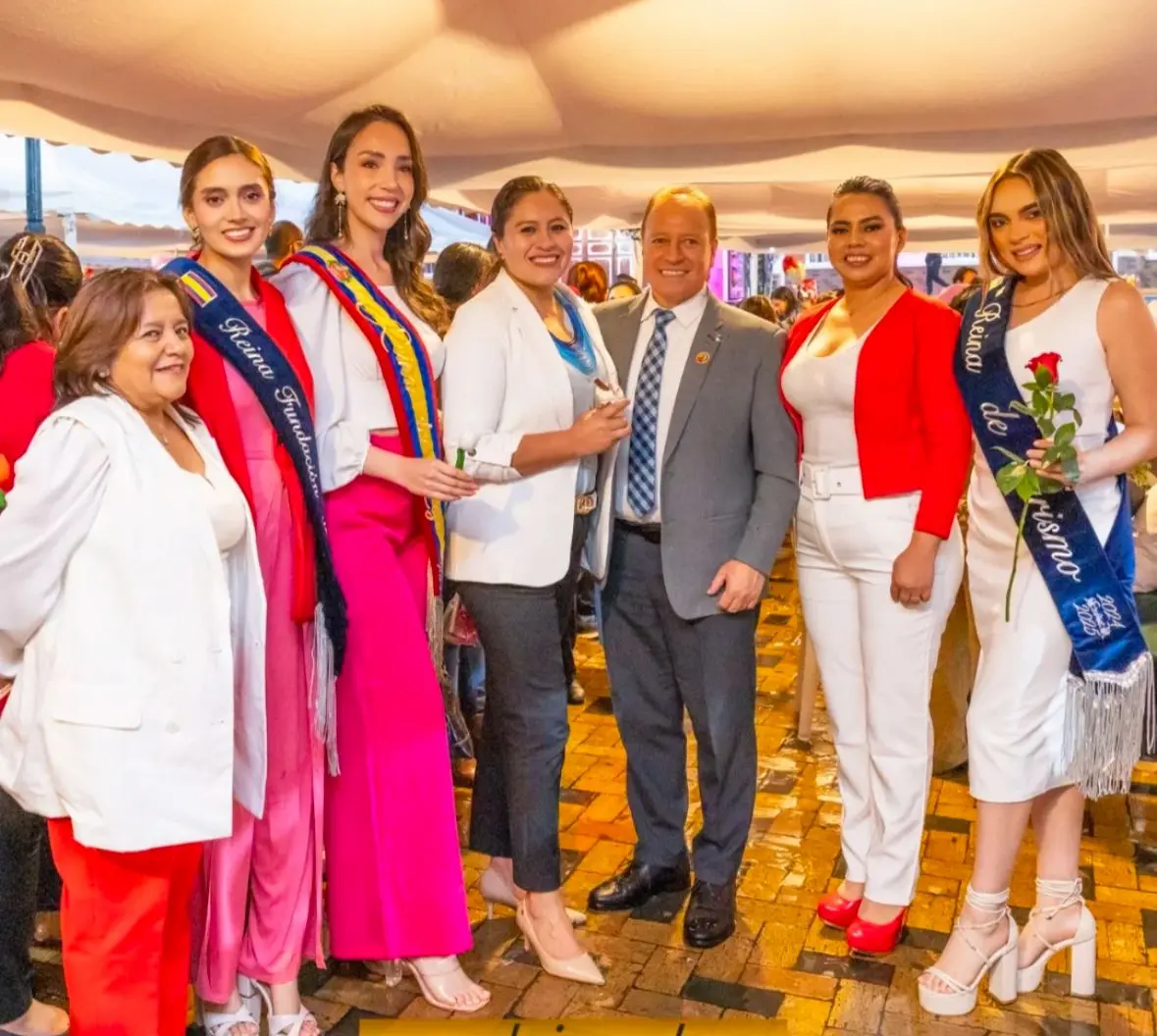 Reinas de Loja, junto al alcalde, la presidenta del CASMUL y autoridades, en la feria artesanal "Enamórate".