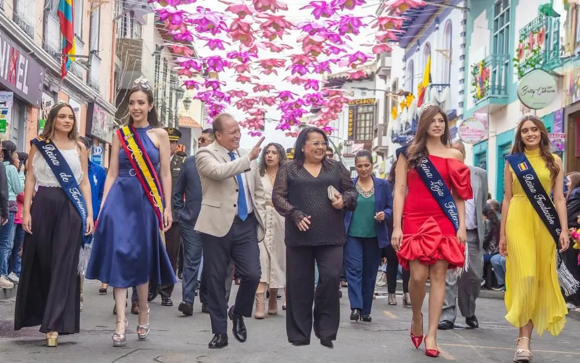 Reinas de Loja junto al alcalde y su esposa, en el desfile conmemorativo por los 204 años de independencia de la ciudad.