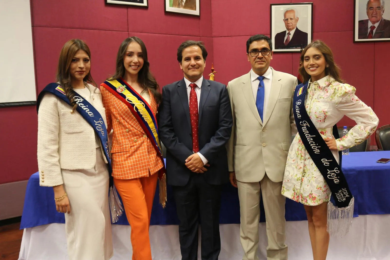 Reinas de Loja en conjunto con el juez y el director de la Judicatura, en la presentación del libro 'Derechos de la Niñez y la Adolescencia', de autoría del Dr. Luis Samaniego.