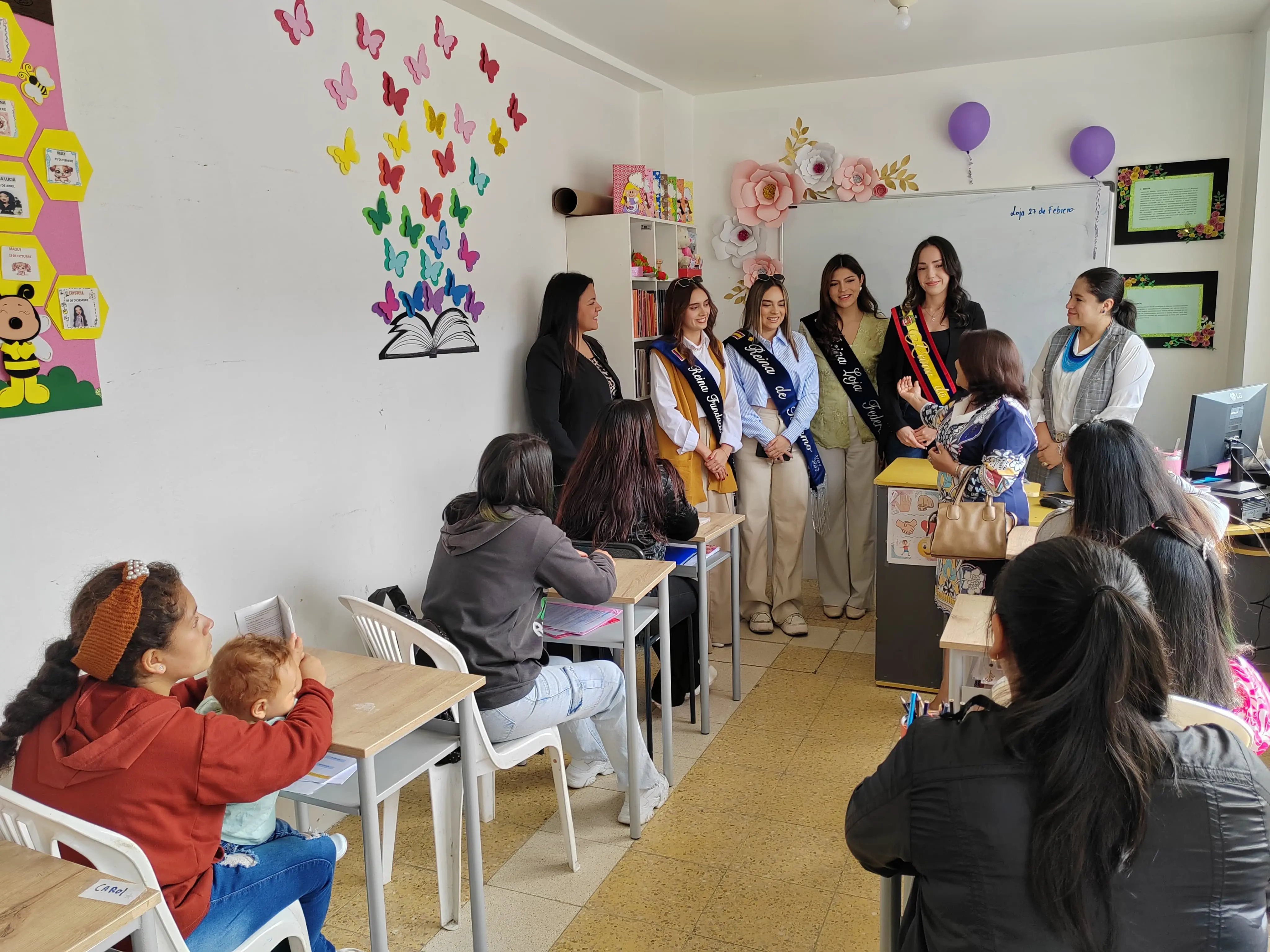 Reinas de Loja visitando a las niñas del centro "Renacer".
