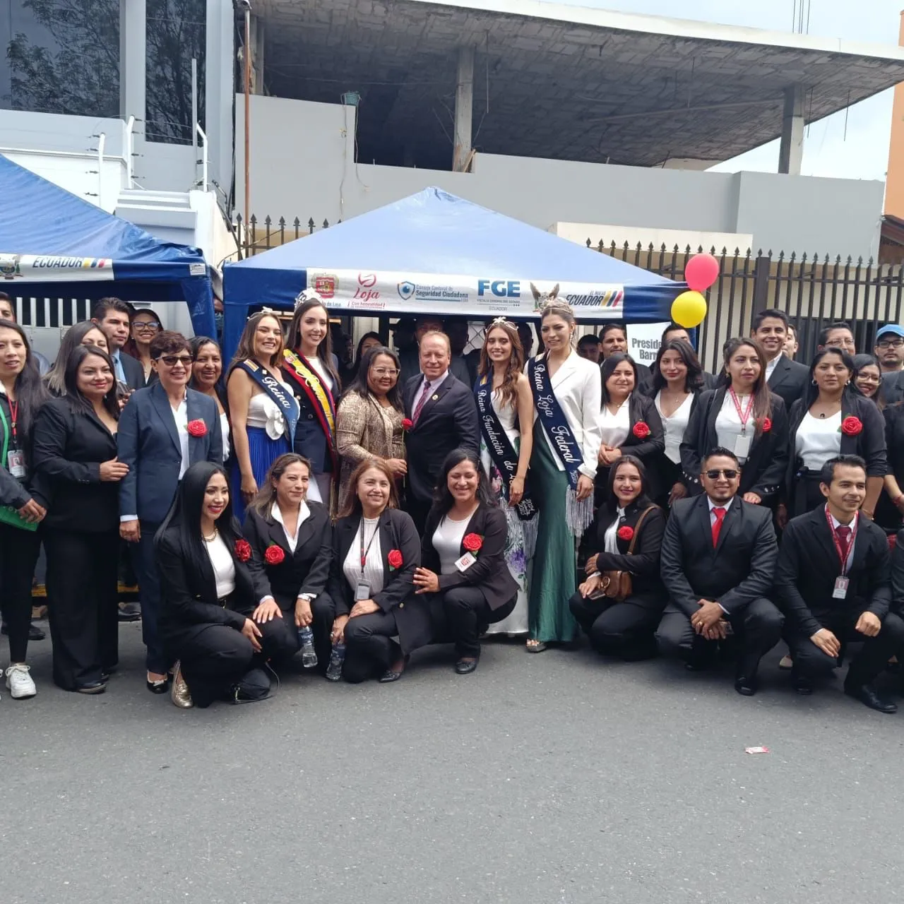 Reinas de Loja junto al alcalde y personal municipal durante el desfile en conmemoración de los 476 años de fundación de la ciudad.