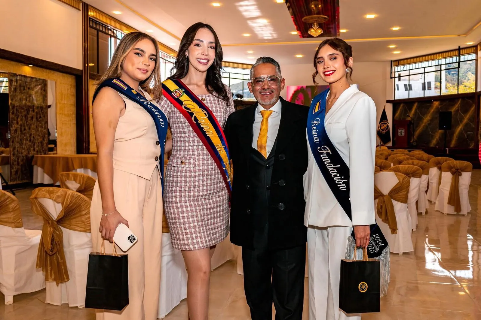 Reinas de Loja en la inauguración del salón social 'Dr. Bolívar Guerrero' del Colegio de Abogados de Loja.