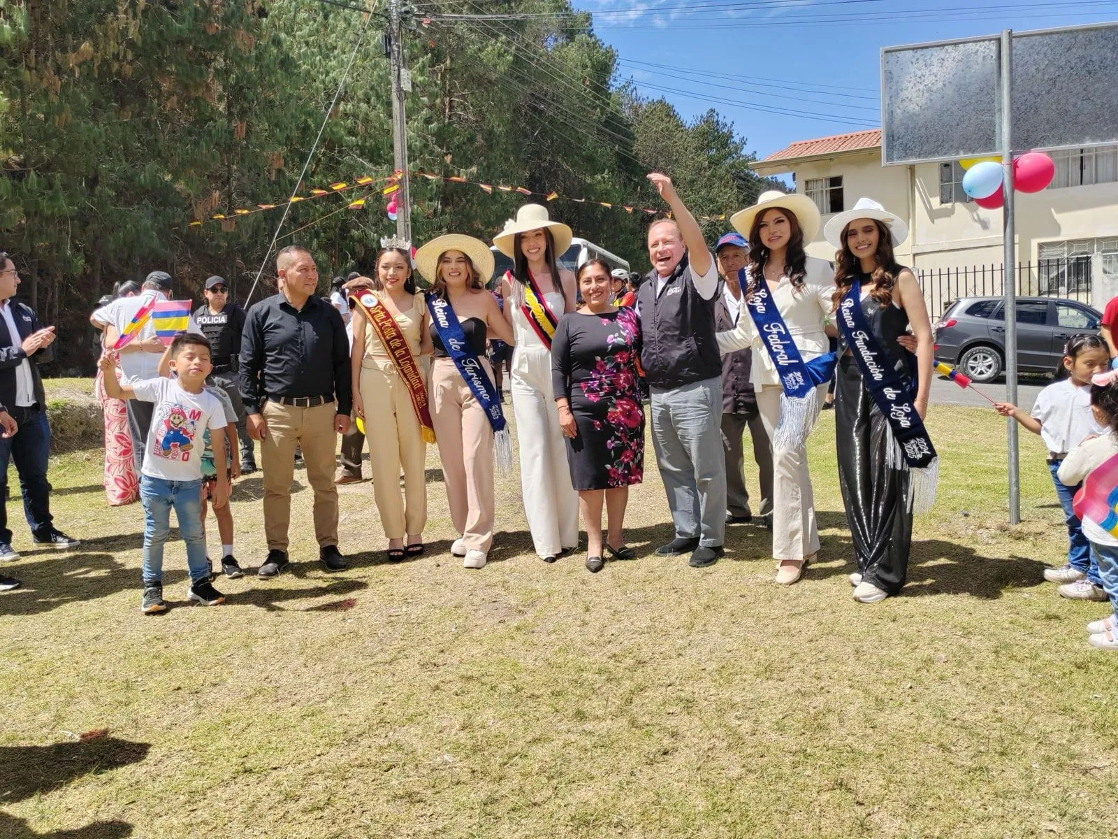 Reinas de Loja, Reina de la Posta de la Lojanidad, el alcalde y ciudadanos en la Posta Barrial.