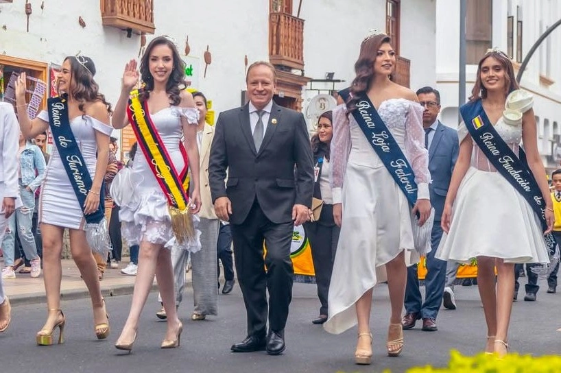 Desfile de inicio de las fiestas novembrinas