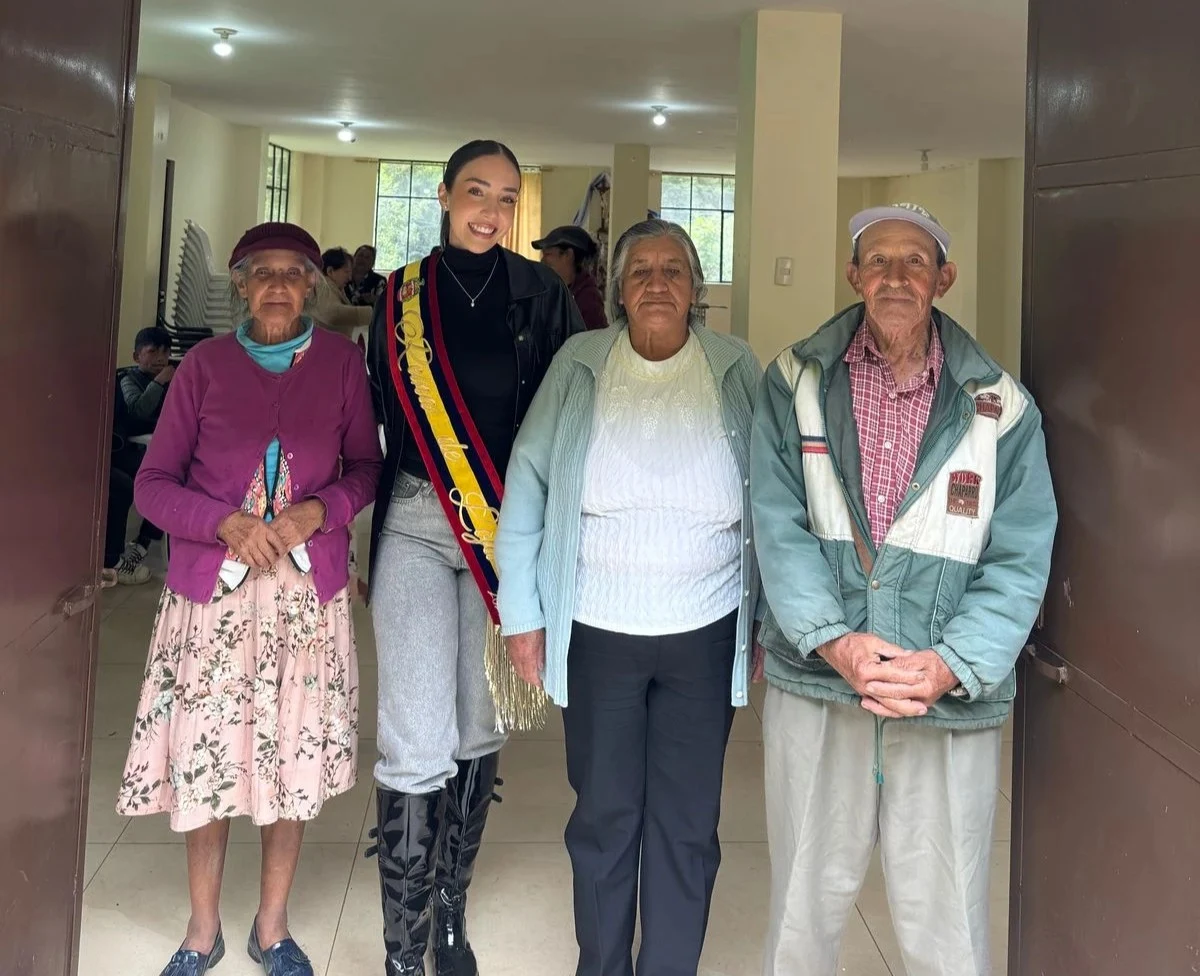 Camila en visita comunitaria