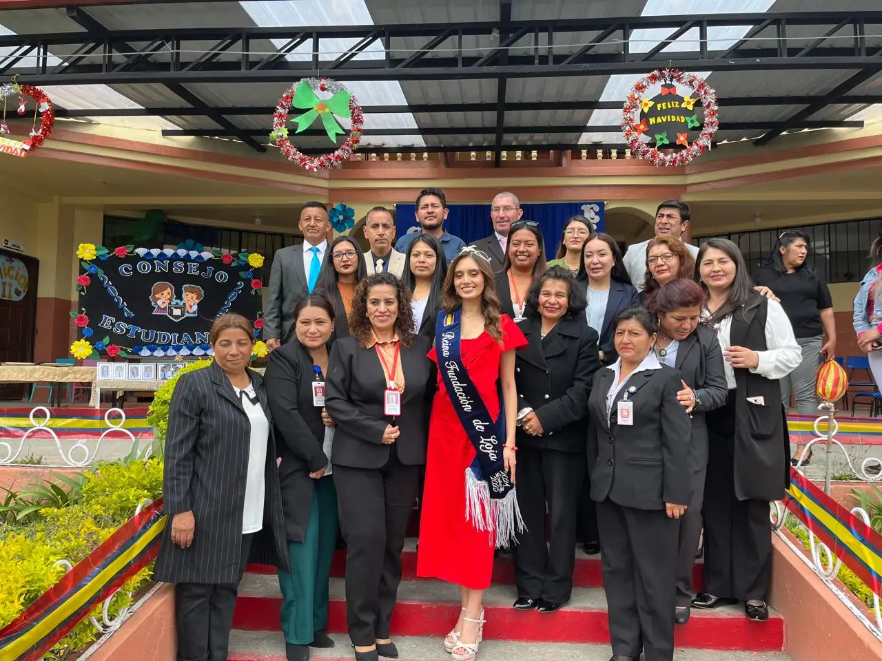 Camila con niños de la comunidad